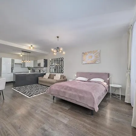 Laurinska Avenue For 4